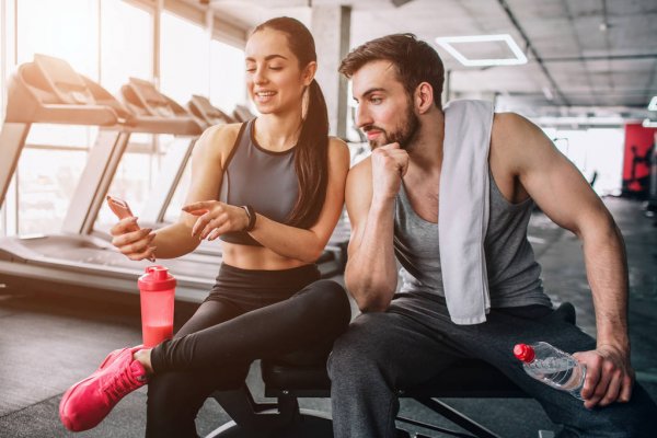 a couple is using running diet app